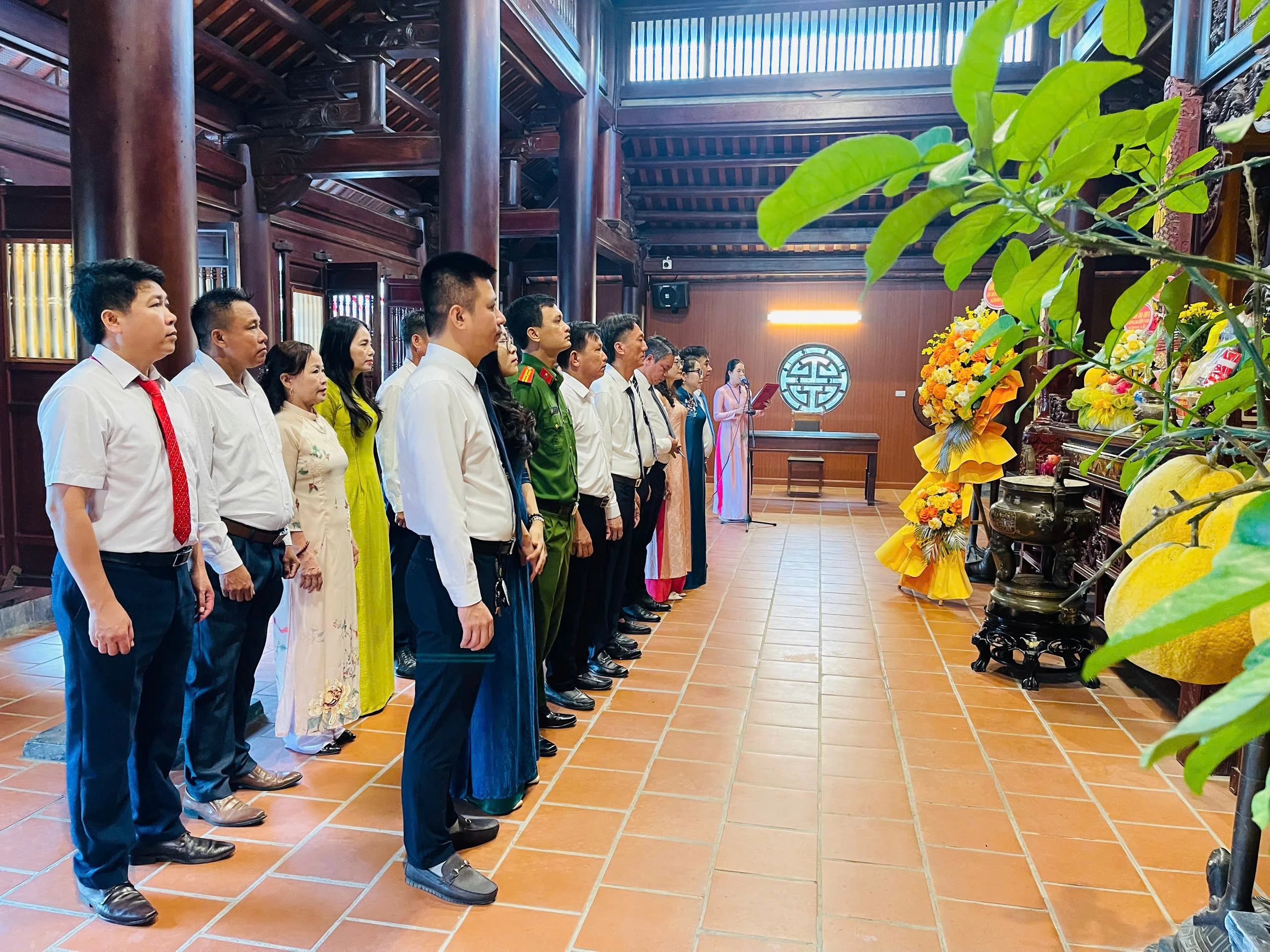 Đoàn Đại biểu Hội đồng Nhân dân xã Hưng Nguyên Nam tham dự kỳ họp lần thứ nhất khóa II, nhiệm kỳ 2026 - 2031 dâng hoa tưởng niệm Tổng Bí thư Lê Hồng Phong